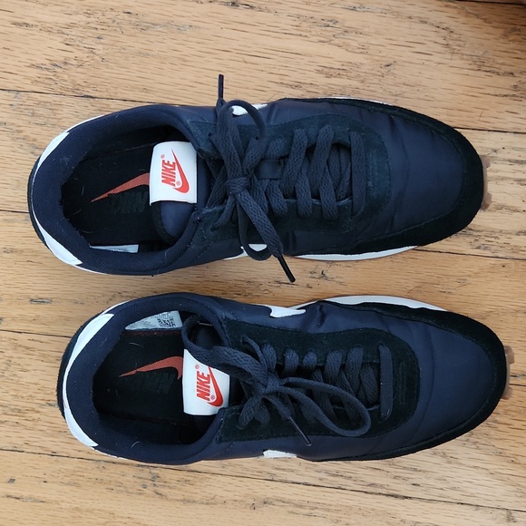 Nike Women's Black Sneakers - Picture 9 of 10